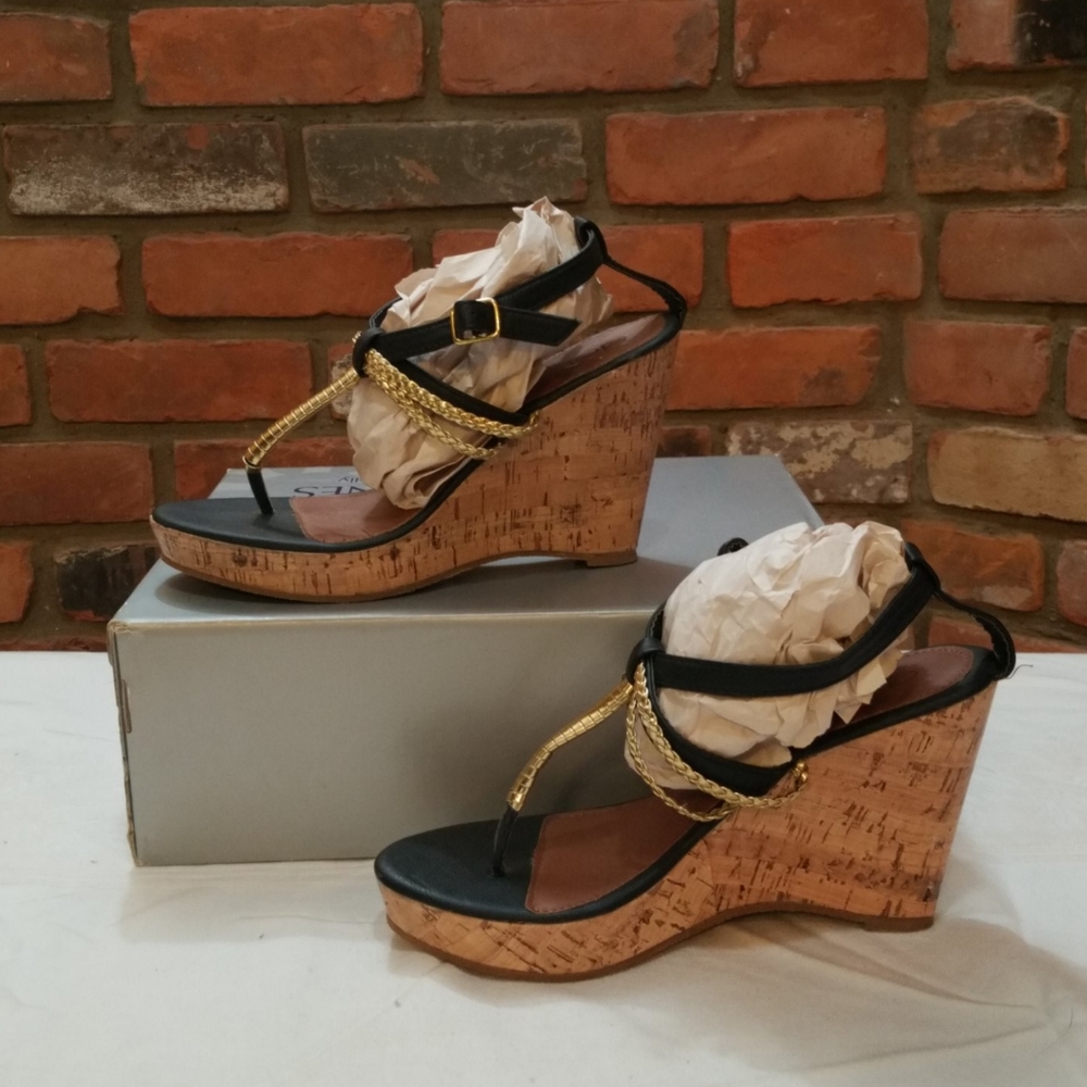 Deb's Black Gold Shoes Thong Toe Wedge Heel Size 8 - Picture 3 of 5